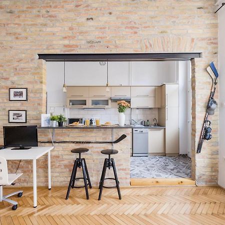 Live Like A Local At The Rustic Hockey Hut Apartment Budapest Exterior photo