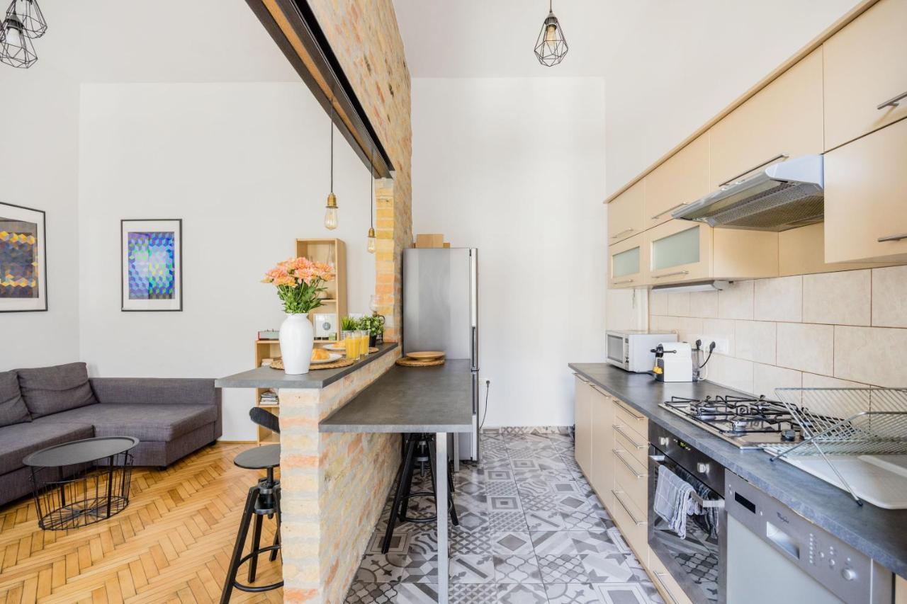 Live Like A Local At The Rustic Hockey Hut Apartment Budapest Exterior photo