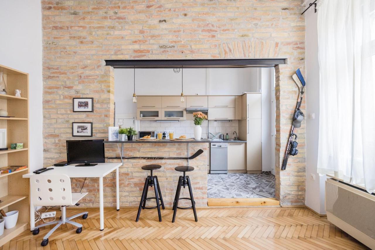 Live Like A Local At The Rustic Hockey Hut Apartment Budapest Exterior photo