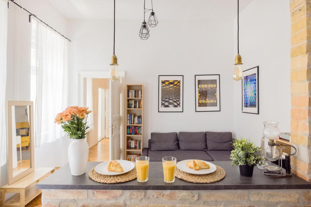 Live Like A Local At The Rustic Hockey Hut Apartment Budapest Exterior photo