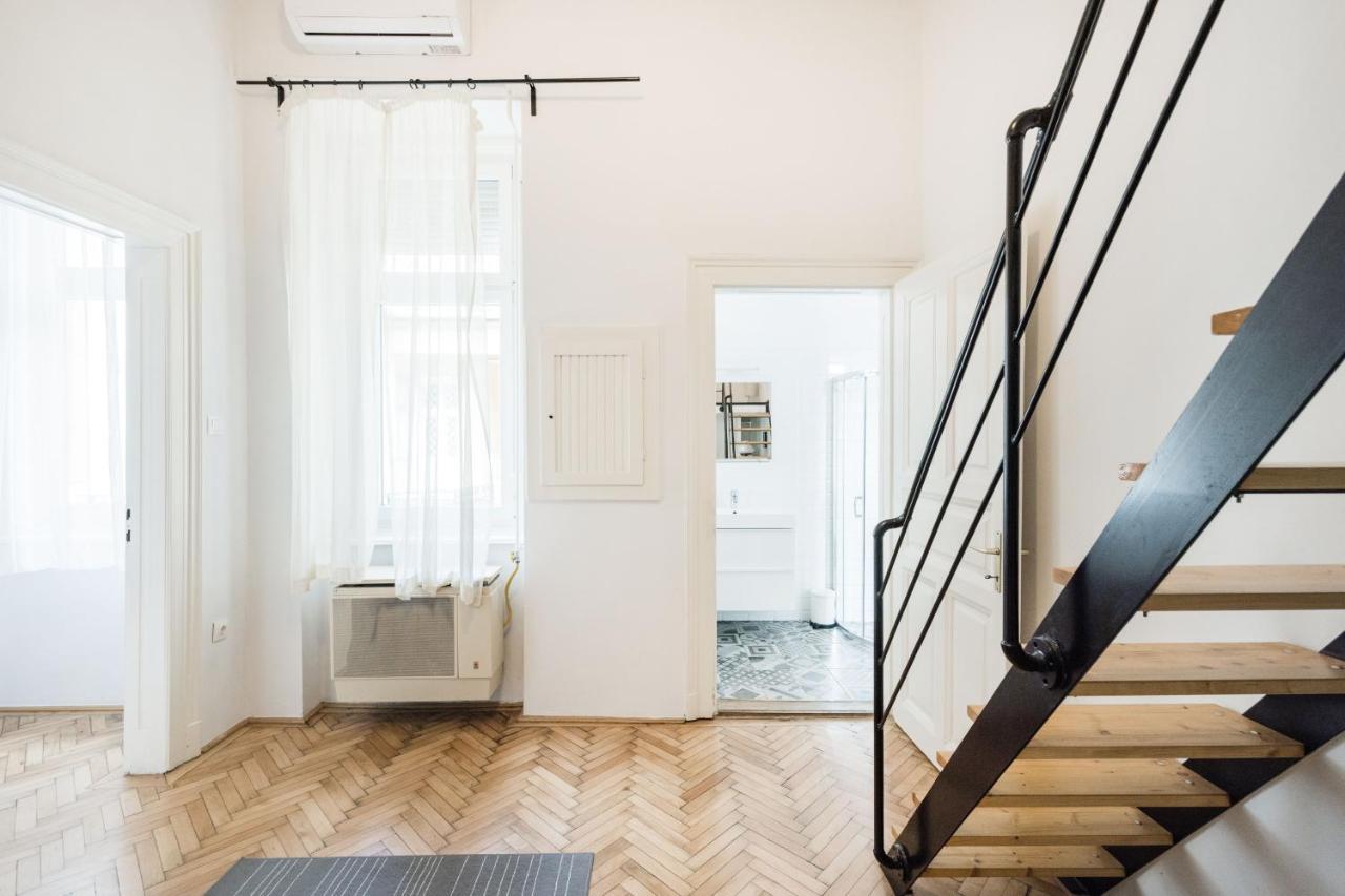 Live Like A Local At The Rustic Hockey Hut Apartment Budapest Exterior photo