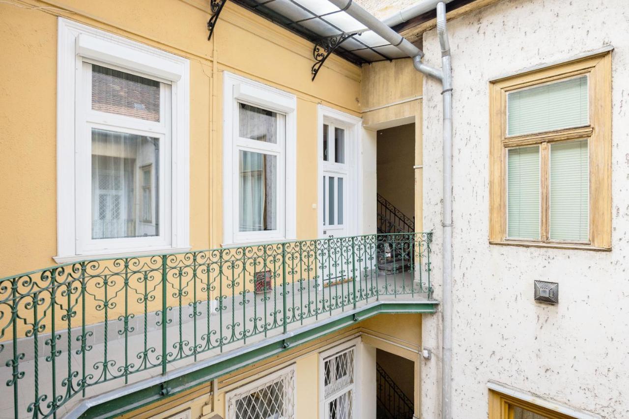 Live Like A Local At The Rustic Hockey Hut Apartment Budapest Exterior photo