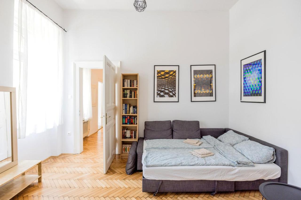 Live Like A Local At The Rustic Hockey Hut Apartment Budapest Exterior photo